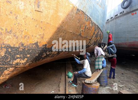 JANVIER 30,01,2022,DHAKA,BANGLADESH- des travailleurs de chantier naval vus autour des navires le long de la rive du fleuve Buriganga.L'industrie de la construction navale à Bangl Banque D'Images