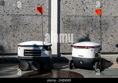 Starship livraison automatique de nourriture robots par Starship technologies, en attente sur le parking près de l'épicerie - San Jose, Californie, Etats-Unis - 2022 Banque D'Images