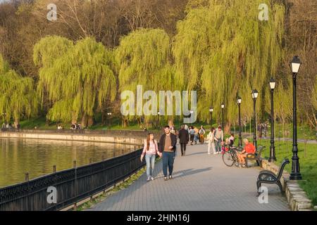 Les gens marchent sur le front de mer du lac de Valea Morilor à Chisinau, Moldavie Banque D'Images