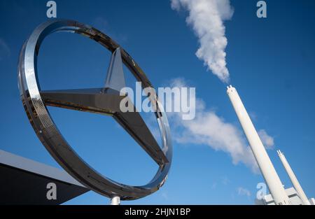 Sindelfingen, Allemagne.12th janvier 2022.Une très grande étoile Mercedes se trouve en face du centre clients de l'usine Mercedes-Benz de Sindelfingen.Le changement de nom de Daimler AG à Mercedes-Benz Group AG doit être achevé le 1 février 2022.Credit: Marijan Murat/dpa/Alamy Live News Banque D'Images