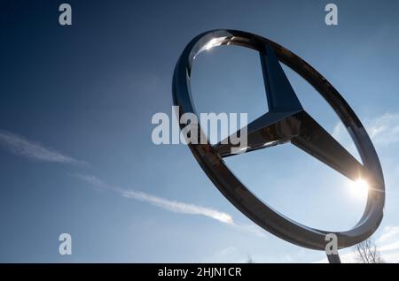 Sindelfingen, Allemagne.12th janvier 2022.Une très grande étoile Mercedes se trouve en face du centre clients de l'usine Mercedes-Benz de Sindelfingen.Le changement de nom de Daimler AG à Mercedes-Benz Group AG doit être achevé le 1 février 2022.Credit: Marijan Murat/dpa/Alamy Live News Banque D'Images