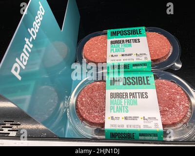 Impossible Foods Burger patties disponible pour les clients végétaliens sur les étagères de la section de viande alternative de l'épicerie - San Jose, Californie, États-Unis - 20 Banque D'Images