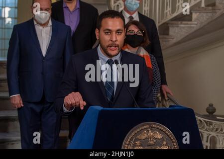 New York, États-Unis.30th janvier 2022.Christopher Marte, membre du Conseil de New York, prend la parole lors d'une conférence de presse annonçant la nomination d'Adolfo Carrion et de Jessica Katz en tant qu'équipe de direction du logement abordable à New York.Crédit : SOPA Images Limited/Alamy Live News Banque D'Images