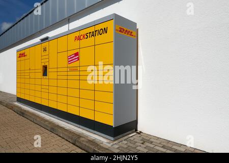 Neckartenzlingen, Allemagne - 29 juin 2021: DHL Packstation avec des boîtes où les clients peuvent envoyer et récupérer leurs colis.Au cours de la pandemi covid-19 Banque D'Images