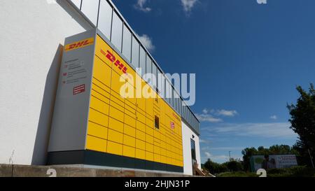Neckartenzlingen, Allemagne - 29 juin 2021: Lieu de ramassage DHL Nom allemand: Packstation, société logistique Deutsche Post DHL Group, Blue SKY. Banque D'Images