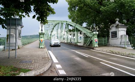 Le pont Maria Valeria rejoint Esztergom en Hongrie et Sturovo en Slovaquie, de l'autre côté du Danube, entrée côté slovaque Banque D'Images