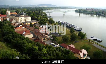 Rive partie de la ville, pont Maria Valeria traversant le Danube, entre la Hongrie et la Slovaquie, en arrière-plan, Esztergom, Hongrie Banque D'Images