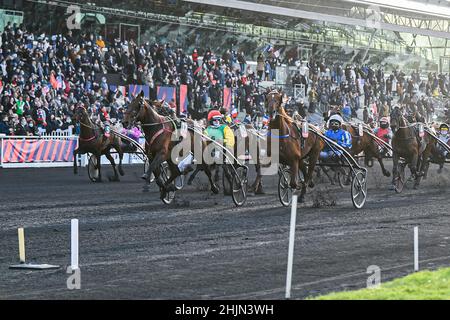 Le jockey/pilote Nicolas Bazire (à gauche) sur 'Pavdson du Pont' remporte la course devant le Jockey/pilote Yoann Lebourgeois sur 'Galius' lors du Grand Prix d'Amérique Legend Horse Race ZEturf, à l'hippodrome de Vincennes, près de Paris, France, le 30 janvier,2022. Photo de Victor Joly/ABACAPRESS.COM Banque D'Images