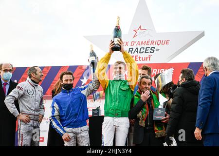 De gauche à droite, Jockey/pilote Jean-Michel Bazire, Yoann Lebourgeois (2nd), Nicolas Bazire (1st) avec le Trophée gagnant avec 'Davidson du Pont' et Theo Duvaldestin (3rd) lors de la cérémonie du podium du Grand Prix d'Amérique Légende Horse Race ZEturf, à l'Hippodrome de Vincennes, près de Paris, en France, le 30 janvier,2022. Photo de Victor Joly/ABACAPRESS.COM Banque D'Images