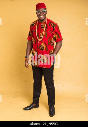 Igbo traditionnellement habillé homme d'affaires debout Banque D'Images