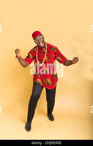 Igbo habillé traditionnellement homme d'affaires excité Banque D'Images