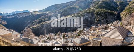 Village de Syrrako un beau jour, dans les montagnes de Tzoumerka, Ioannina, Epirus, Grèce Banque D'Images