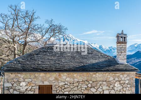 Village de Syrrako un beau jour, dans les montagnes de Tzoumerka, Ioannina, Epirus, Grèce Banque D'Images