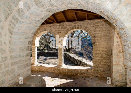 Village de Syrrako un beau jour, dans les montagnes de Tzoumerka, Ioannina, Epirus, Grèce Banque D'Images