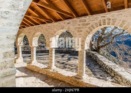 Village de Syrrako un beau jour, dans les montagnes de Tzoumerka, Ioannina, Epirus, Grèce Banque D'Images