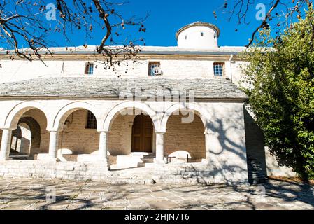 Village de Syrrako un beau jour, dans les montagnes de Tzoumerka, Ioannina, Epirus, Grèce Banque D'Images