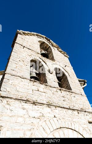 Village de Syrrako un beau jour, dans les montagnes de Tzoumerka, Ioannina, Epirus, Grèce Banque D'Images