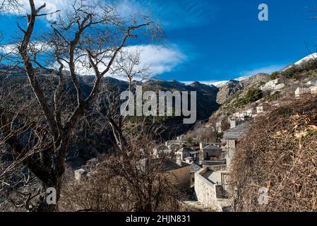 Village de Syrrako un beau jour, dans les montagnes de Tzoumerka, Ioannina, Epirus, Grèce Banque D'Images