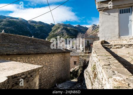 Village de Syrrako un beau jour, dans les montagnes de Tzoumerka, Ioannina, Epirus, Grèce Banque D'Images