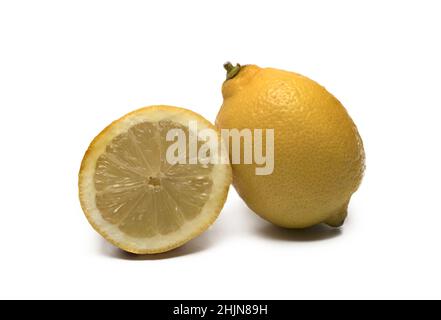 Gros plan de l'ensemble et couper la moitié citron montrant l'intérieur sur fond blanc Banque D'Images