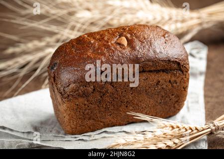 Pain de seigle frais avec fruits secs et noix Banque D'Images