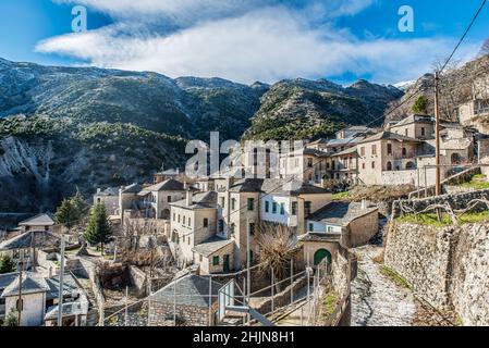 Village de Syrrako un beau jour, dans les montagnes de Tzoumerka, Ioannina, Epirus, Grèce Banque D'Images