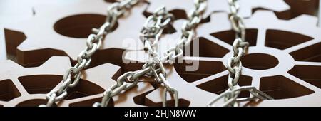 Les engrenages d'ingénierie sont connectés et modifiés par un système de fermeture de chaîne en chrome Banque D'Images