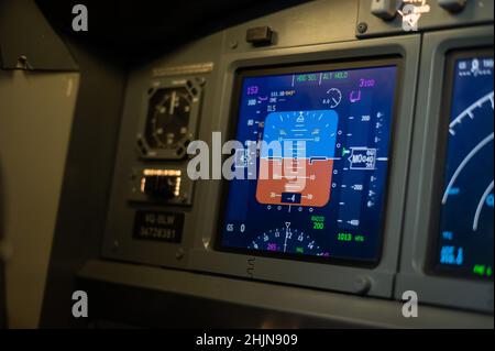 Navigation à bord de l'appareil.Gros plan du tableau de bord d'un avion. Banque D'Images