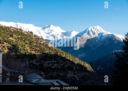 Village de Syrrako un beau jour, dans les montagnes de Tzoumerka, Ioannina, Epirus, Grèce Banque D'Images