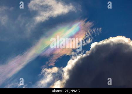 Un nuage arc-en-ciel est l'iridescendance des nuages à Vancouver, C.-B., Canada Banque D'Images