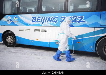 Zhangjiakou, Chine.31st janvier 2022.Un travailleur en vêtements de protection désinfecte une navette olympique.Les Jeux Olympiques d'hiver de Beijing auront lieu de 04 à 20.02.2022 en vertu de la réglementation stricte de Corona.Credit: Michael Kappeller/dpa/Alay Live News Banque D'Images