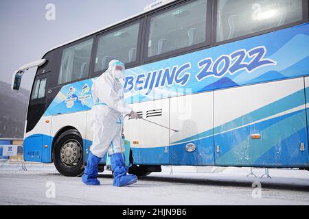 Zhangjiakou, Chine.31st janvier 2022.Un travailleur en vêtements de protection désinfecte une navette olympique.Les Jeux Olympiques d'hiver de Beijing auront lieu de 04 à 20.02.2022 en vertu de la réglementation stricte de Corona.Credit: Michael Kappeller/dpa/Alay Live News Banque D'Images