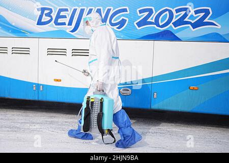 Zhangjiakou, Chine.31st janvier 2022.Un travailleur en vêtements de protection désinfecte une navette olympique.Les Jeux Olympiques d'hiver de Beijing auront lieu de 04 à 20.02.2022 en vertu de la réglementation stricte de Corona.Credit: Michael Kappeller/dpa/Alay Live News Banque D'Images