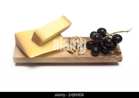 coin et bloc de fromage traditionnel sur bois sur fond blanc avant Banque D'Images