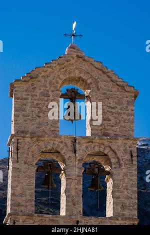 Village de Syrrako un beau jour, dans les montagnes de Tzoumerka, Ioannina, Epirus, Grèce Banque D'Images