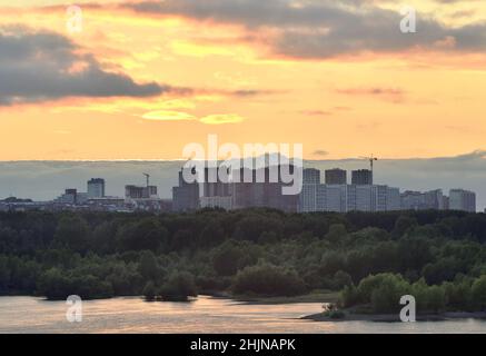Maisons à plusieurs étages sur la rive de la rivière sous le ciel nuageux le soir.Novosibirsk, Russie, 2020 Banque D'Images