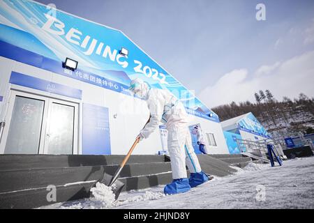 Zhangjiakou, Chine.31st janvier 2022.Un travailleur en vêtements de protection pelle la neige.Les Jeux Olympiques d'hiver de Beijing auront lieu de 04 à 20.02.2022 dans des conditions strictes de Corona.Credit: Michael Kappeller/dpa/Alay Live News Banque D'Images