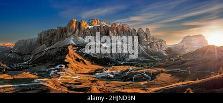 GARDENA Pass, Italie - vue panoramique aérienne de la montagne de la Turme Brunecker (mur del Pisciadu) appartenant au groupe Sella dans les Dolomites italiens de Banque D'Images