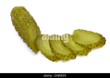 Cornichon vert entier savoureux isolé sur fond blanc Banque D'Images