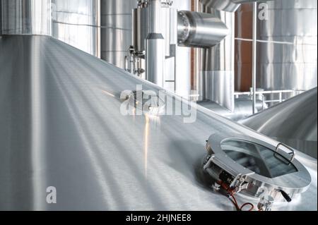 Grands réservoirs en acier pour la fermentation de boissons à base de bière production industrielle de bière et d'alcool Banque D'Images