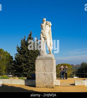 Ville romaine d'Italica, près de Santiponce, Séville, Andalousie, province du sud de l'Espagne. Reproduction d'une statue héroïque de l'empereur Trajan. L'ori Banque D'Images