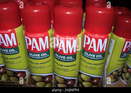 Un gros plan du spray de cuisson à L'HUILE D'OLIVE PAM en bombes aérosol sur une étagère métallique dans un magasin Dillons au Kansas Banque D'Images