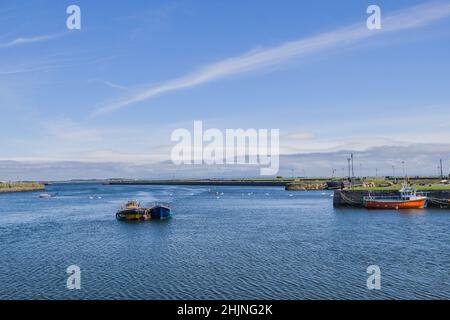 Port maritime de Galway en journée ensoleillée, vue sur les anciens docks, bateaux et bateaux dans le port maritime, port maritime de Galway, Irlande Banque D'Images