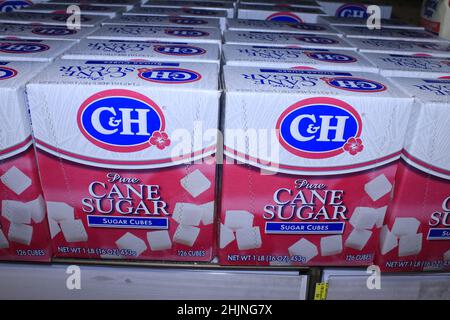 C&H cubes de sucre de canne pur en boîtes sur une étagère Banque D'Images