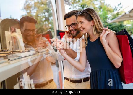 Un jeune couple heureux qui profite du shopping et s'amuser ensemble.Les gens aiment le concept de style de vie datant Banque D'Images