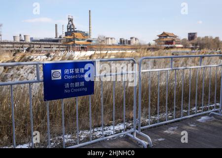 Pékin, Chine.31st janvier 2022.Une clôture et un panneau marquent les limites du système Closed Loop sur le site de Big Air Shougang qui accueillera les grands événements aériens aux Jeux Olympiques d'hiver de Beijing 2022 le lundi 31 janvier 2022.Le gouvernement chinois a créé une « bulle en boucle fermée » autour des jeux en maintenant les participants séparés de la population pour empêcher la propagation de Covid-19.Photo de Paul Hanna/UPI crédit: UPI/Alay Live News Banque D'Images