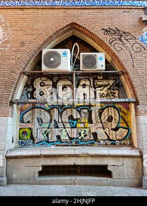 Unités climatisées sur un mur avec graffiti. Banque D'Images