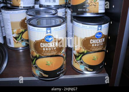 Un gros plan de bouillon de poulet Kroger en boîtes sur une étagère métallique dans un magasin Dillons au Kansas Banque D'Images