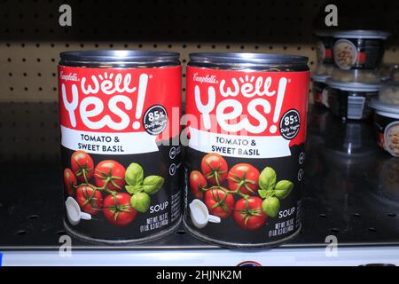 Une photo de gros plan de SOUPE DE TOMATES ET de basilic SUCRÉES BIEN OUI gros plan sur une étagère en métal dans un magasin de Dillons au Kansas Banque D'Images