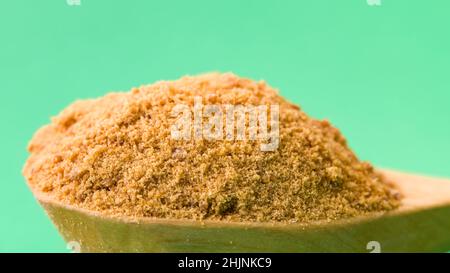 Sucre de noix de coco dans une cuillère en bois Banque D'Images